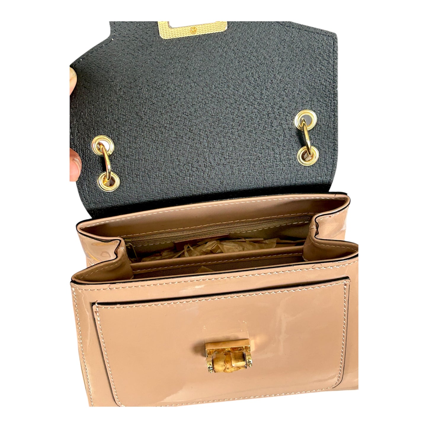 Borsa in pelle con manico in bambù.